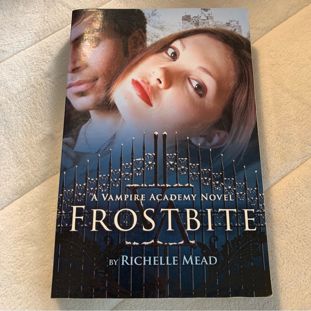 🧚‍♀️3/$12🧚‍♀️Vampire Academy. Frostbite novel by Richelle Mead